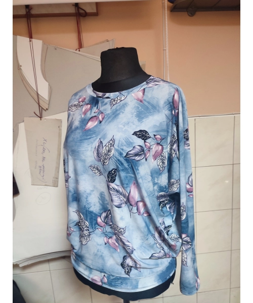 Wzorzysta bluzka Oversize z lejącego materiału - różowe listeczki